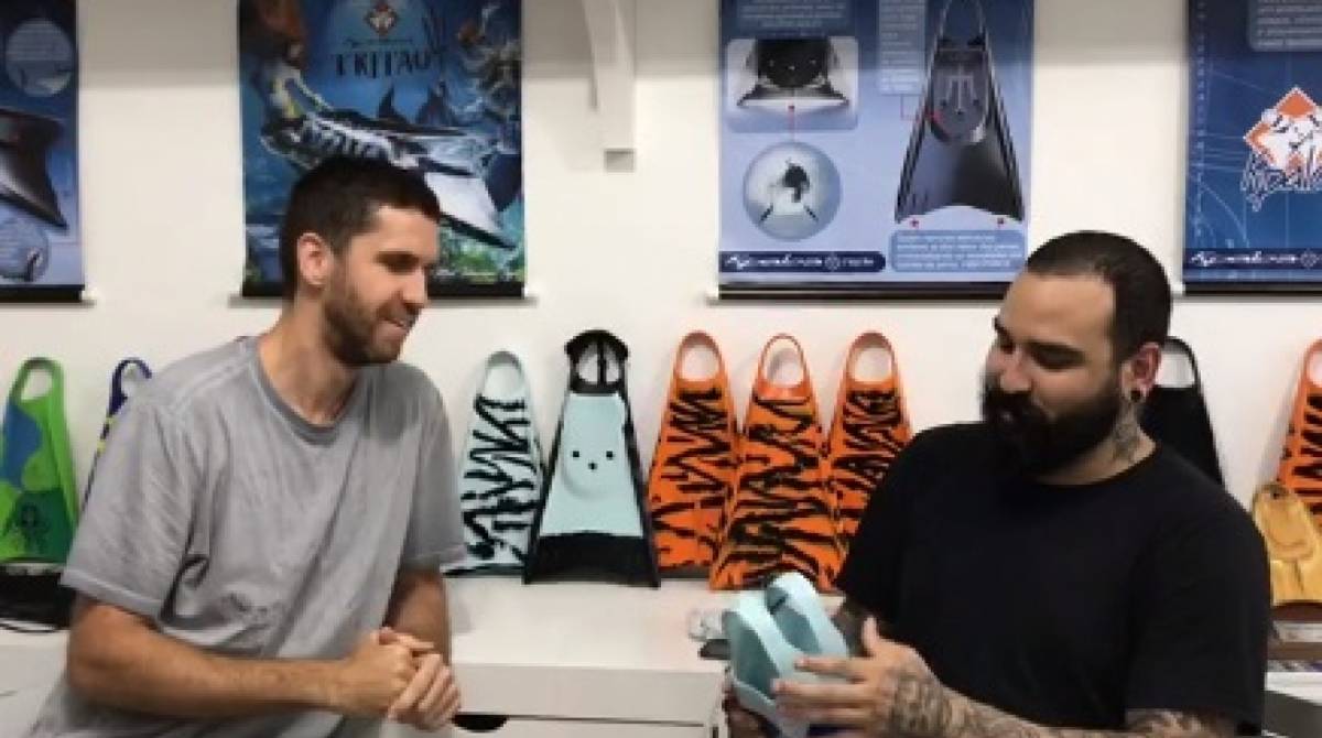 Publicitário ganha par de pé de pato - Reprodução