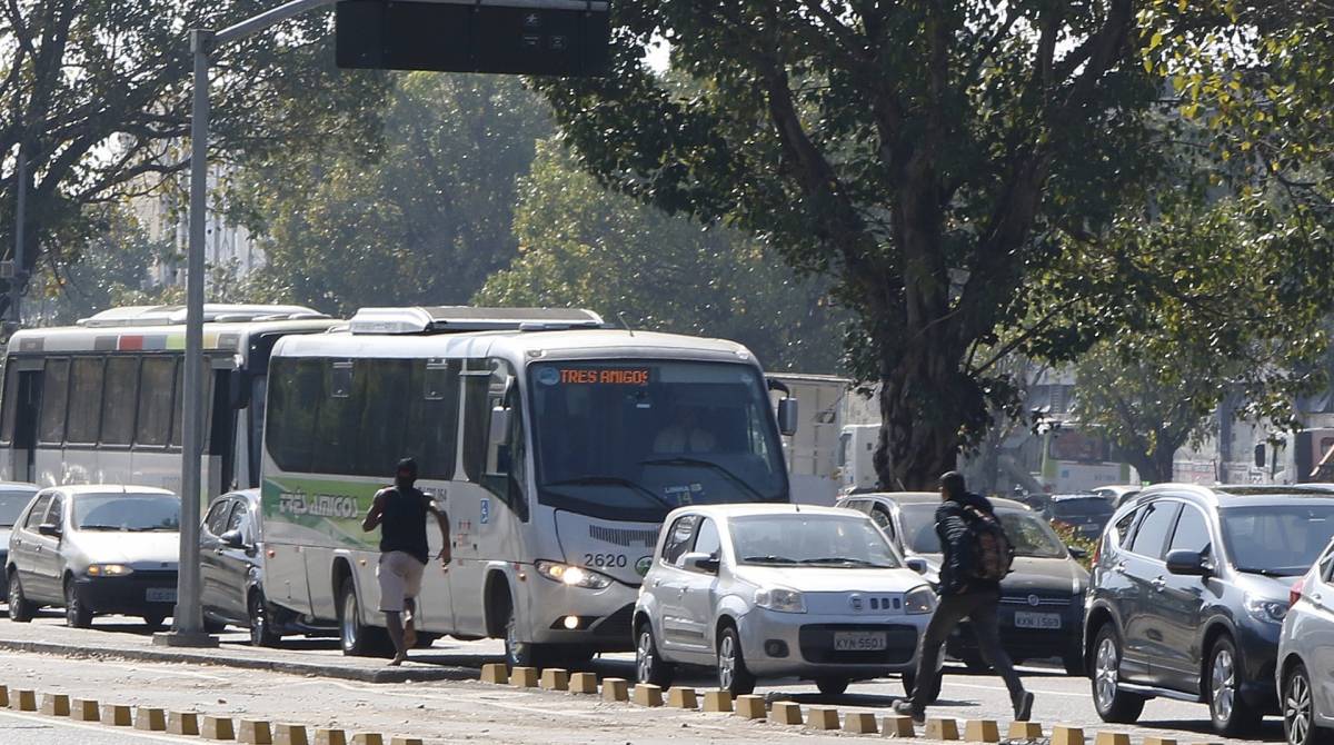 Policial desceu da moto e correu atr&aacute;s do assaltante - fotos de Reginaldo Pimenta