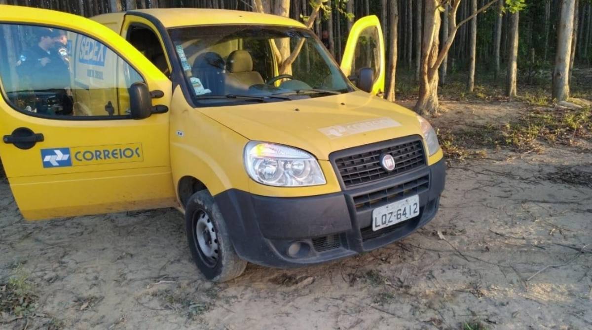 Carro em que estava o funcion&aacute;rio dos Correios sequestrado em Campos dos Goytacazes - Polícia Militar / Divulgação