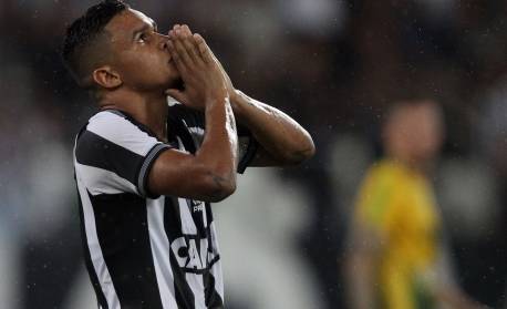 Chay convida Erik para retornar ao Botafogo e interação anima torcedores nas redes sociais