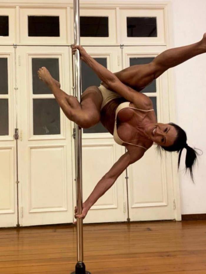 Gracyanne Barbosa em aula de pole dance