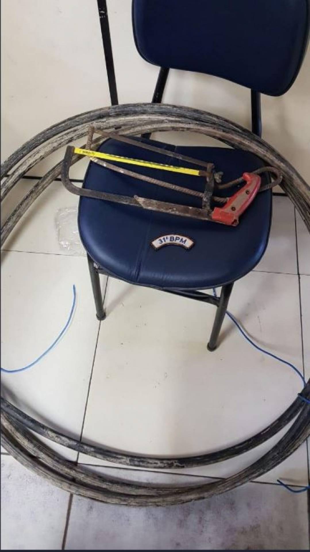 Policiais militares do 31ºBPM (Recreio) detiveram três homens após furto de um rolo de cobre de aproximadamente 50 kg em uma construção na Barra da Tijuca - Divulgação