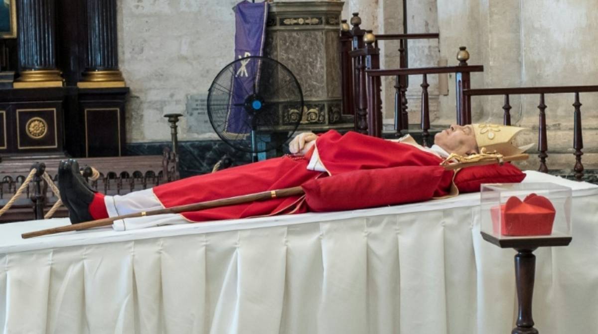 Corpo do cardeal cubano Jaime Ortega exposto na catedral de Havana, durante sua despedida fúnebre, em 26 de julho de 2019 - AFP