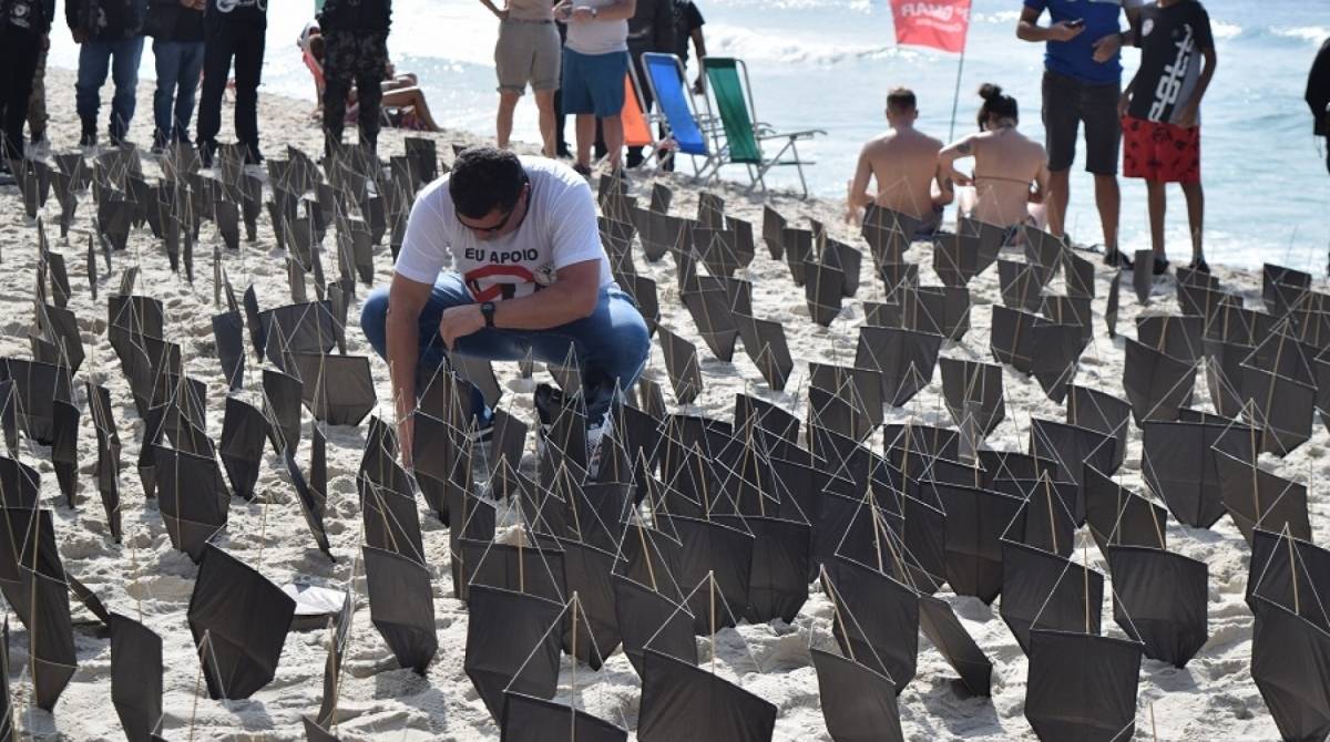 Mil pipas foram colocadas na areia da praia em memória as vítimas da linha cortante