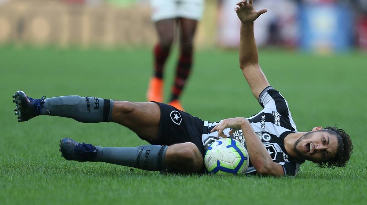 Com gols no começo do jogo, Flamengo derrota o Botafogo e se sustenta na  liderança