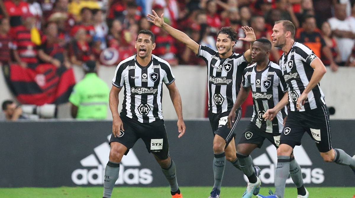 Botafogo foi derrotado pelo Flamengo. Na foto Diego Souza, Marcinho, Joel Carli e Jonathan. Foto: Daniel Castelo Branco / Agência O Dia