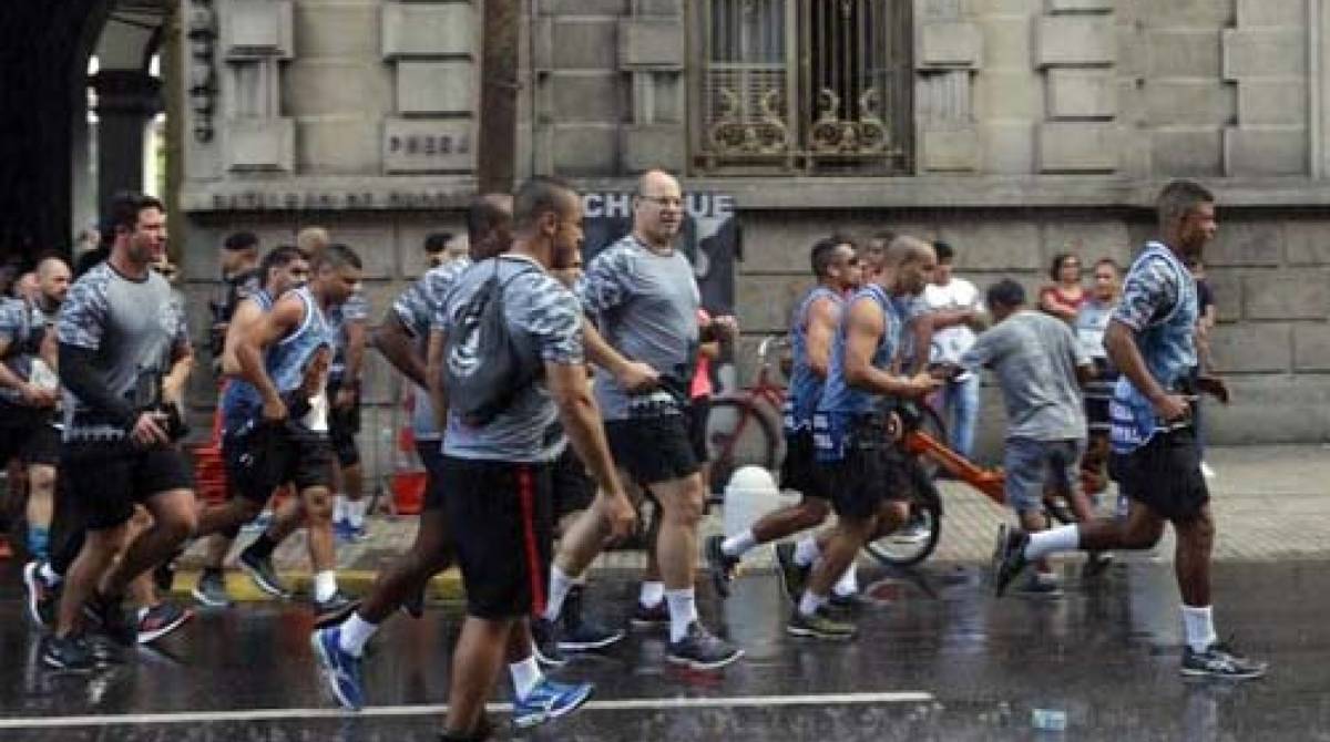 Witzel correu com policiais - Divulgação / Polícia Militar