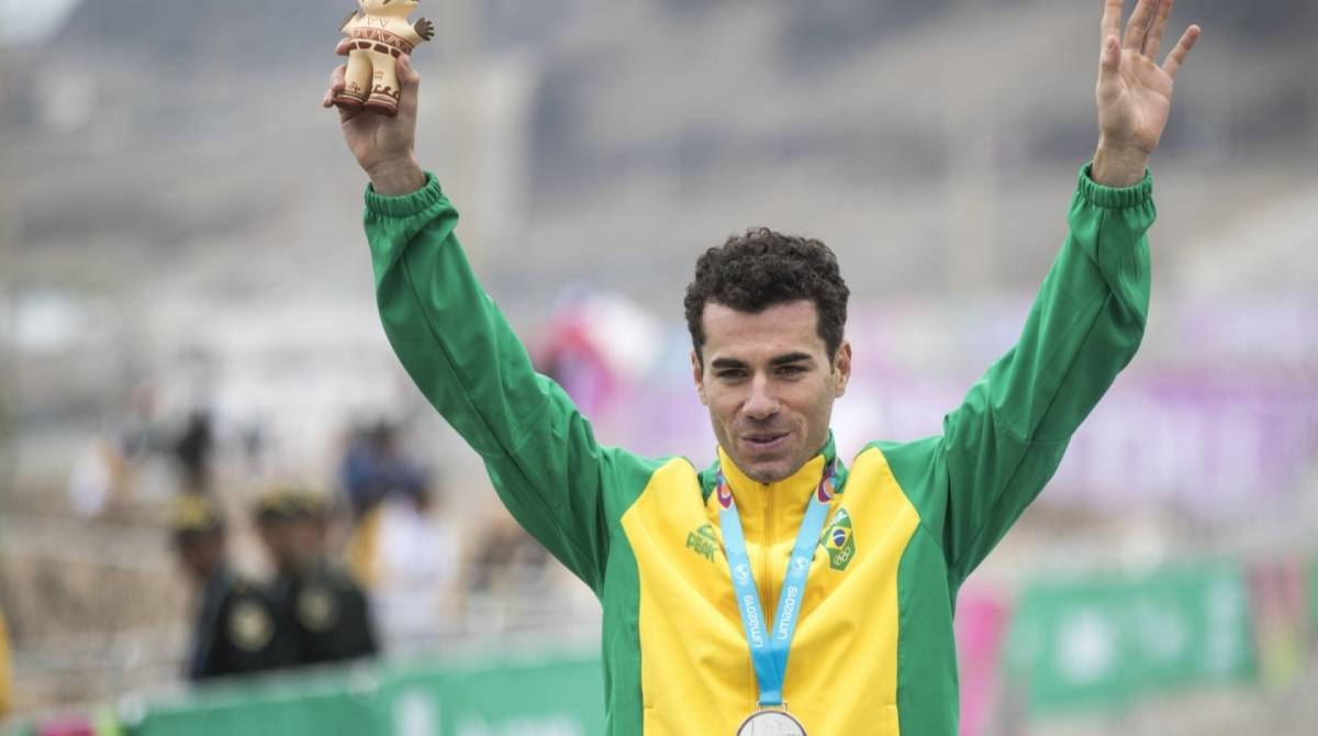 Henrique Avancini superou um pneu furado para faturar a prata