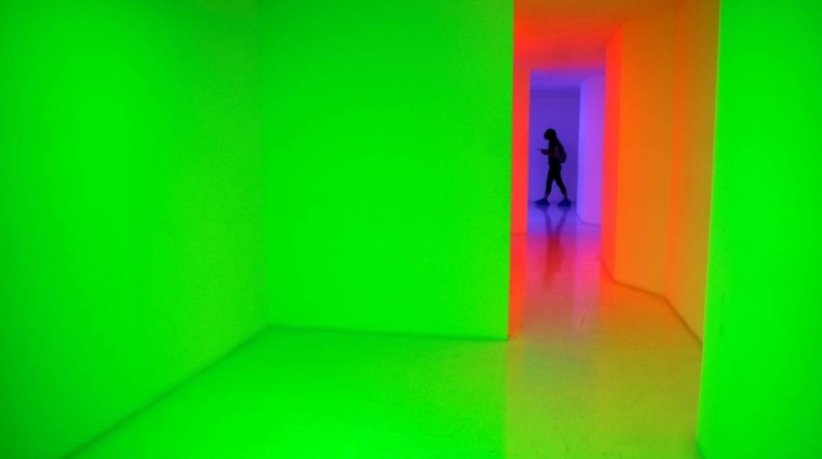 Visitante passeia pela exposição 'Chromosaturation', do venezuelano Carlos Cruz-Diez, no Museu La Estampa, em Caracas, em 18 de agosto de 2013 - AFP