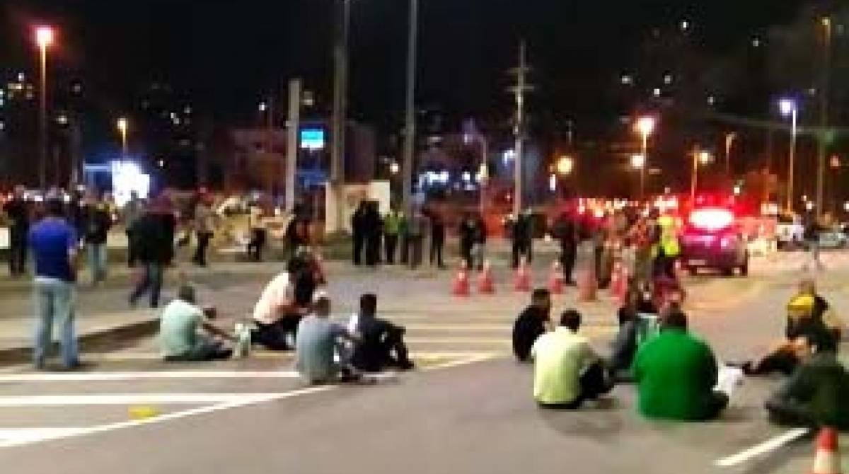 Motoristas sentaram no chão para impedir a passagem de veículos na região - Reprodução / Internet