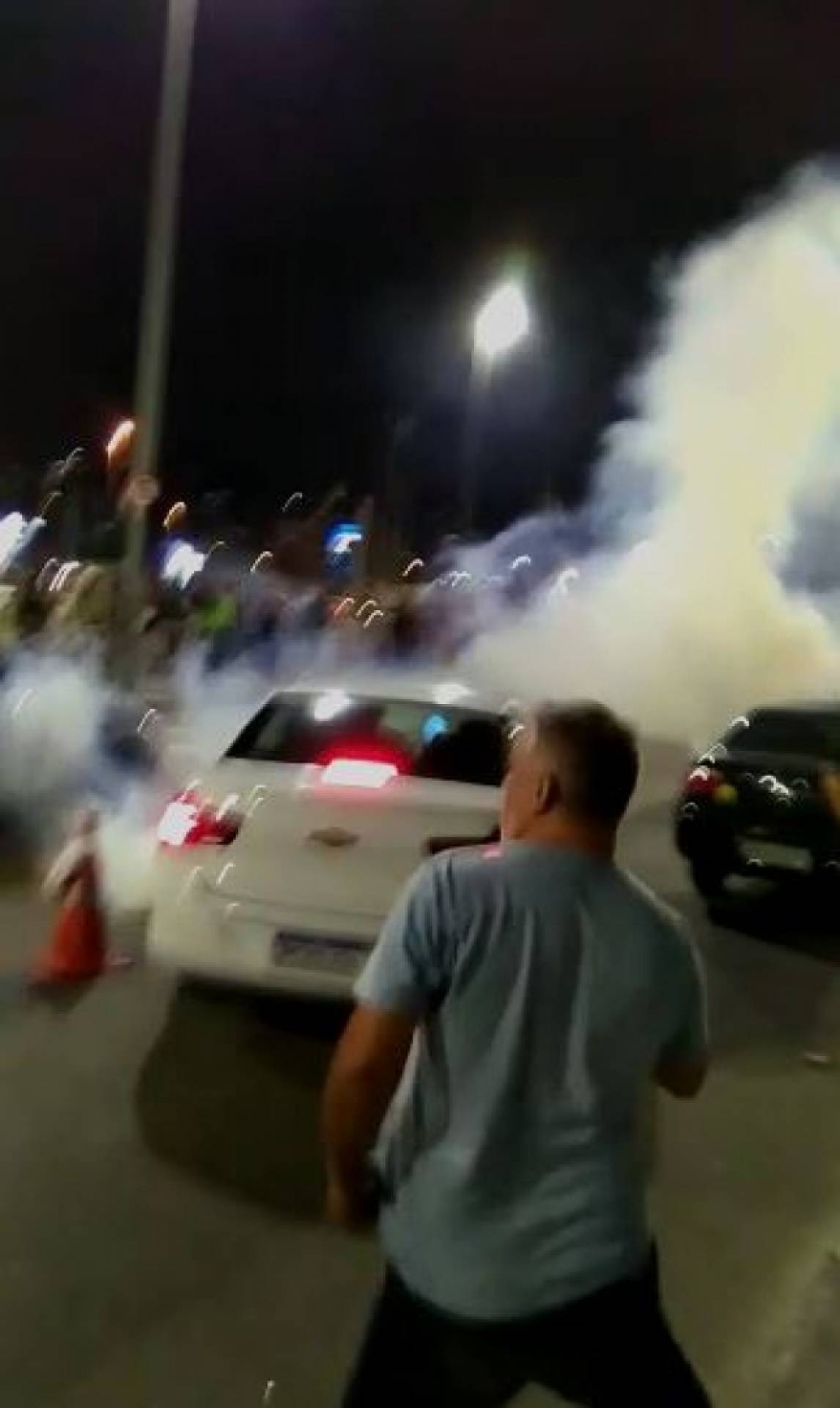 Taxistas fizeram manifestação contra espaço destinado a Uber dentro de evento