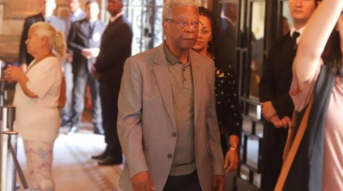 Milton Nascimento no velório da Dona Ruth