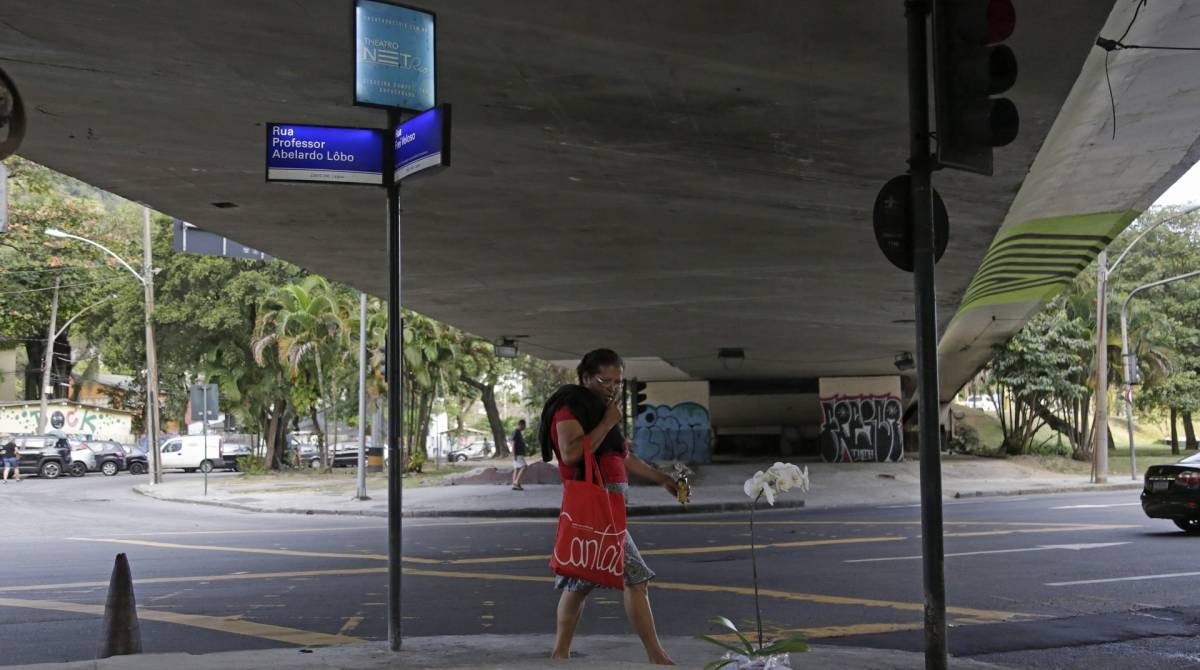 Local do ataque de um morador de rua, identificado como Plácido Correa de Moura, 44 anos, a motoristas no Humaitá, na Zona Sul do Rio, que deixou dois mortos e cinco feridos. João Carvalho Napoli, de 35 anos, e Marcelo Henrique Correa, de 39 anos, foram socorridos e levados ao Hospital Municipal Miguel Couto, na Gávea, mas não resistiram aos ferimentos. O caso ocorreu na Rua Professor Abelardo Lobo, no Humaitá, na Zona Sul do Rio. Foto: Daniel Castelo Branco / Agência O Dia