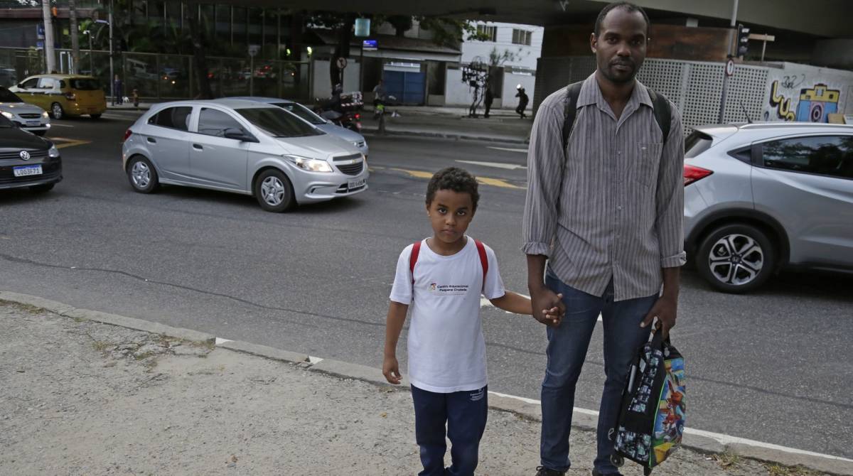 Local do ataque de um morador de rua, identificado como Plácido Correa de Moura, 44 anos, a motoristas no Humaitá, na Zona Sul do Rio, que deixou dois mortos e cinco feridos. João Carvalho Napoli, de 35 anos, e Marcelo Henrique Correa, de 39 anos, foram socorridos e levados ao Hospital Municipal Miguel Couto, na Gávea, mas não resistiram aos ferimentos. O caso ocorreu na Rua Professor Abelardo Lobo, no Humaitá, na Zona Sul do Rio. Na foto Cristiano Sintra e seu filho Gabriel. Foto: Daniel Castelo Branco / Agência O Dia