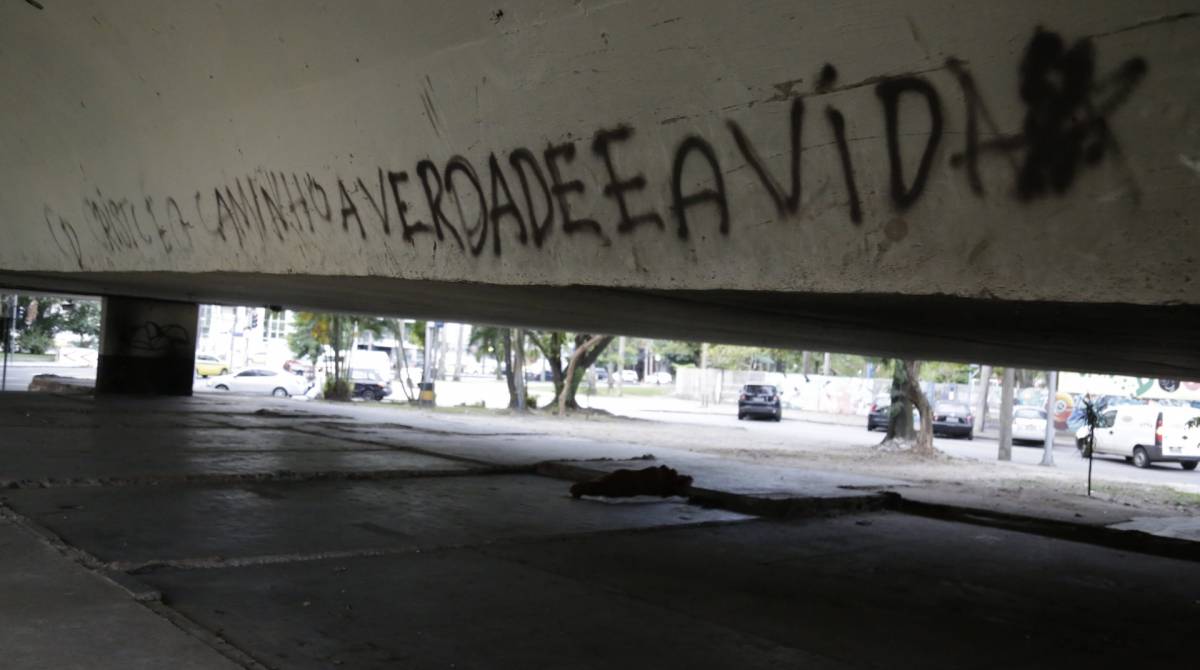 Local do ataque de um morador de rua, identificado como Plácido Correa de Moura, 44 anos, a motoristas no Humaitá, na Zona Sul do Rio, que deixou dois mortos e cinco feridos. João Carvalho Napoli, de 35 anos, e Marcelo Henrique Correa, de 39 anos, foram socorridos e levados ao Hospital Municipal Miguel Couto, na Gávea, mas não resistiram aos ferimentos. O caso ocorreu na Rua Professor Abelardo Lobo, no Humaitá, na Zona Sul do Rio. Na foto um morador de rua dormindo em baixo do viadulto que ocorreu o ataque. Foto: Daniel Castelo Branco / Agência O Dia