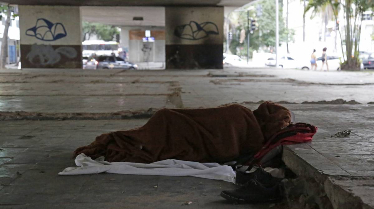 Morador de rua dorme embaixo do viaduto onde ocorreu o ataque com duas mortes, na Lagoa. Clima no local &eacute; de medo e tristeza. Foto Daniel Castelo Branco - fotos Daniel Castelo Branco