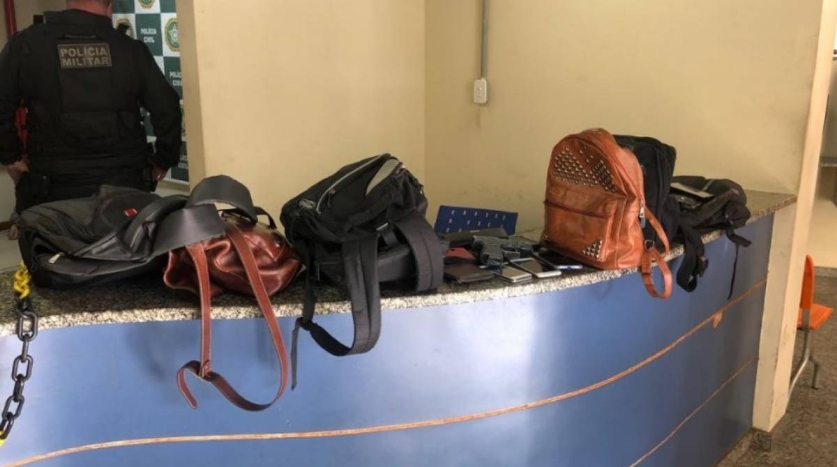 Pertences de passageiros que foram recuperados na Av Brasil - Polícia Militar / Divulgação