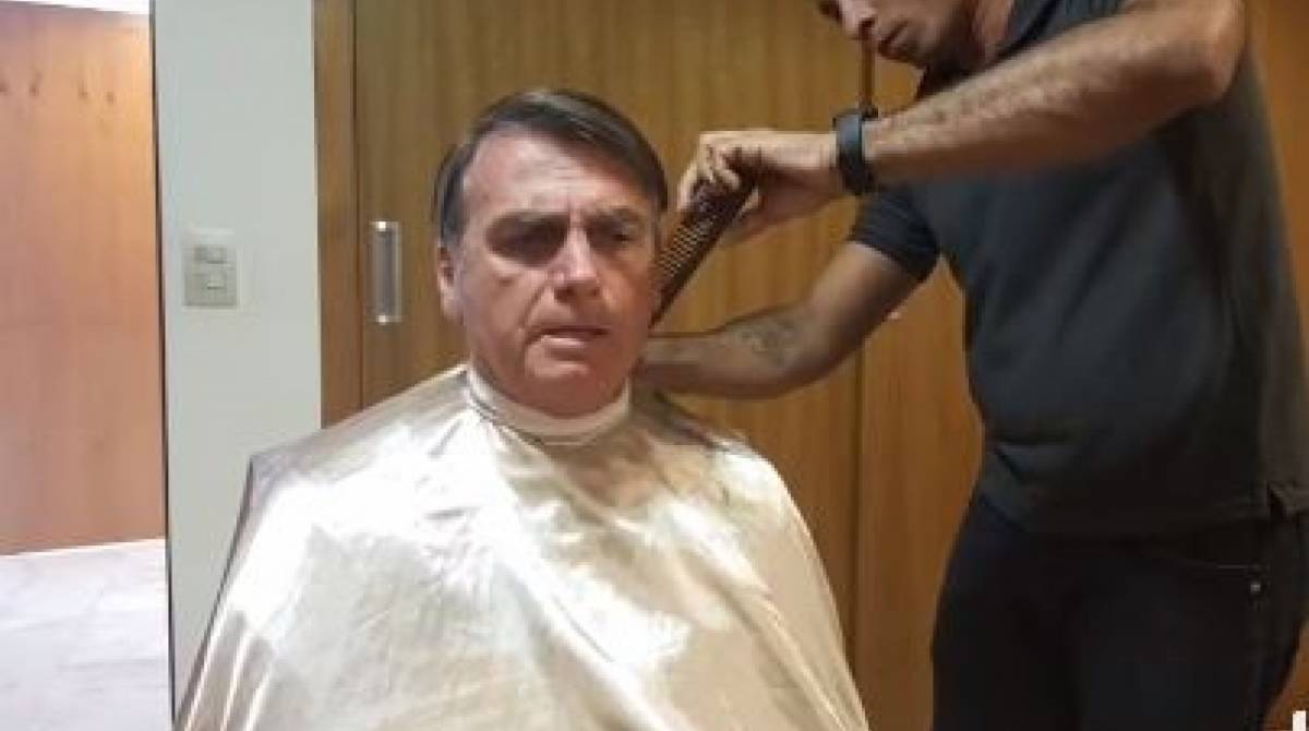 Presidente Jair Bolsonaro fez live durante a tarde desta segunda-feira, enquanto cortava o cabelo - Reprodução/ Facebook