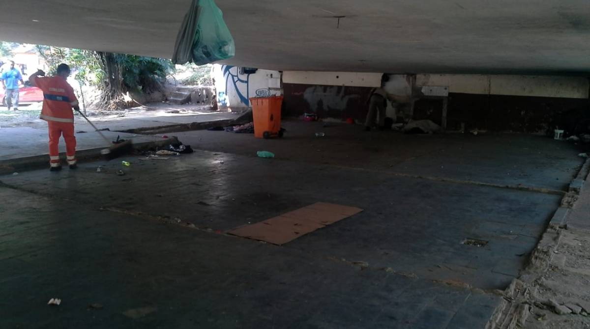 Comlurb realizou limpeza embaixo de viaduto onde ocorreu ataque na Lagoa