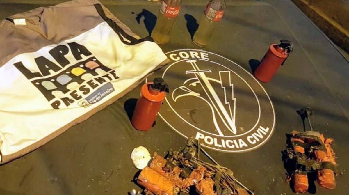 Os explosivos foram encontrados na noite deste domingo