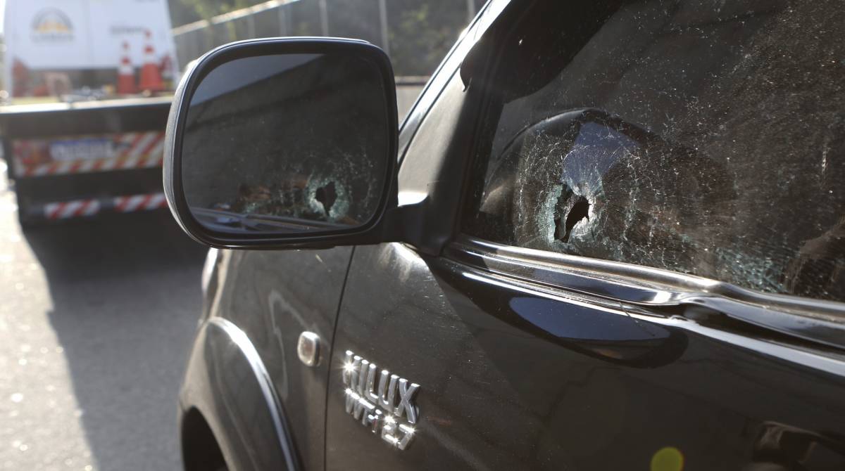 O carro do PM ficou com v&aacute;rias marcas de tiros - Reginaldo Pimenta / Ag&ecirc;ncia O Dia