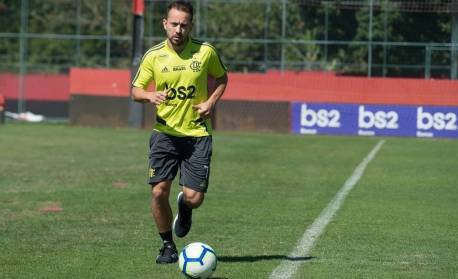 Com futuro indefinido no Flamengo, Everton Ribeiro entra na mira de clubes da Série A
