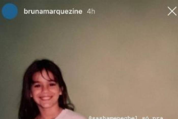 Bruna Marquezine relembra foto em que aparece usando blusa com o rosto de Sasha - Reprodução Internet