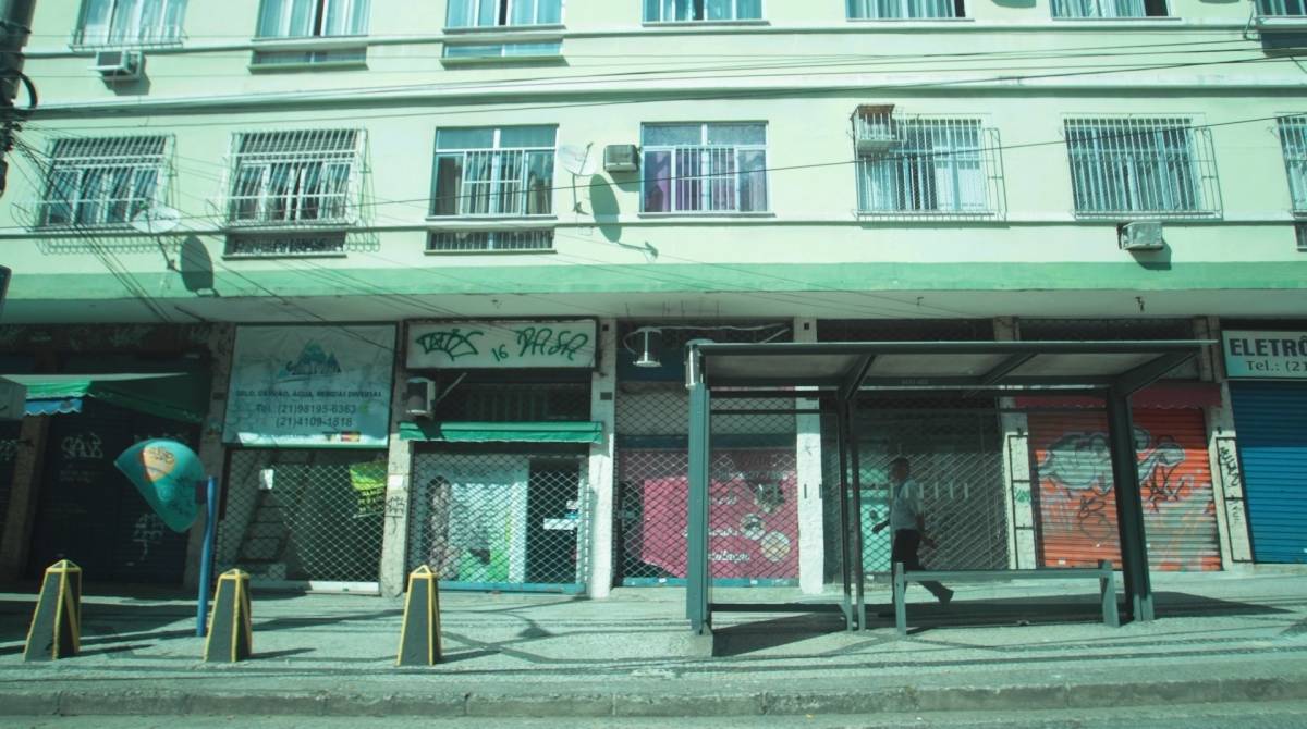 PM faz operação em mais de 10 comunidades da Região Metropolitana.Na Tijuca, a Unidade de Polícia Pacificadora (UPP) prendeu um dos líderes do tráfico do Morro do Borel e apreendeu um fuzil. Conhecido como