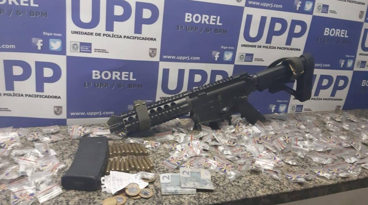 Fuzil apreendido com criminoso apontado como uma das lideranças do tráfico no Morro do Borel - Divulgação