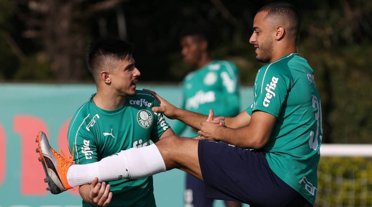 Os jogadores Willian e Arthur Cabral (D), da SE Palmeiras, durante treinamento, na Academia de Futebol. - Cesar Greco/SE Palmeiras