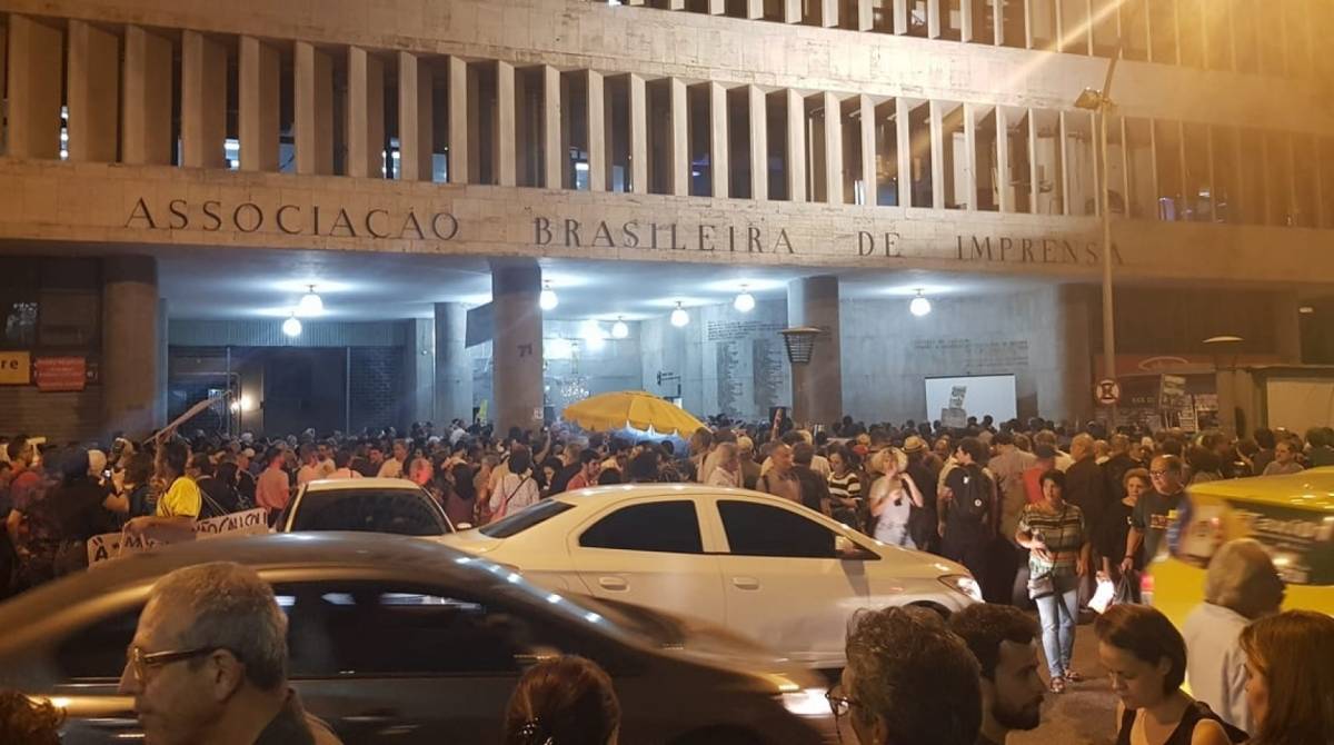 Após lotação, centenas de pessoas acompanharam o ato pela rua no Centro do Rio - Reprodução / Internet