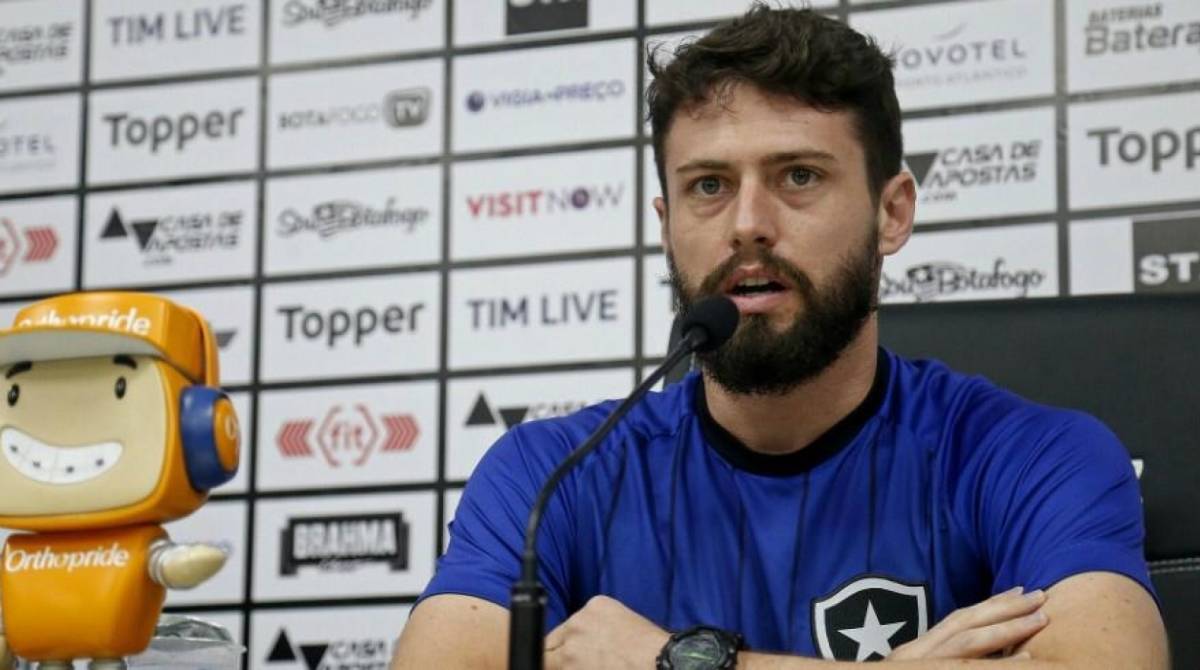 João Paulo concede entrevista coletiva no Nilton Santos - Divulgação/ Botafogo