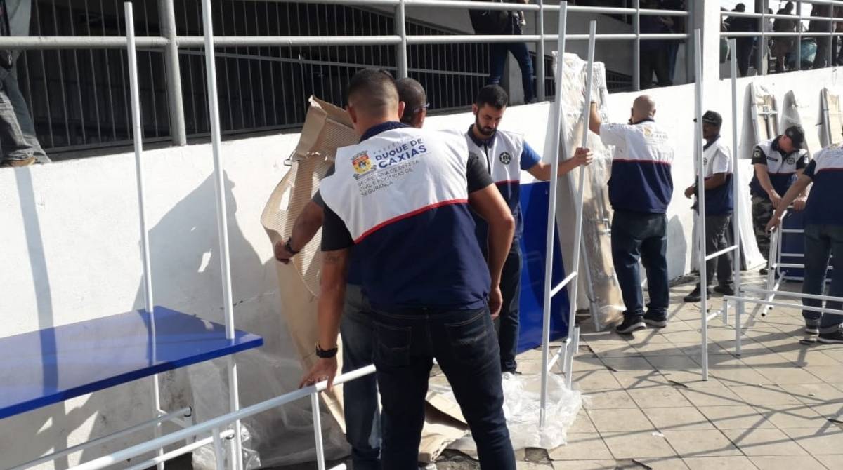 Duque de Caxias entrega barracas para camelôs
