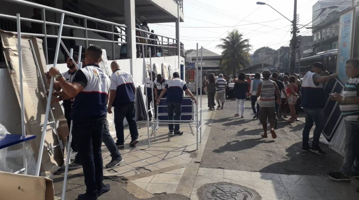 Duque de Caxias entrega barracas para camelôs