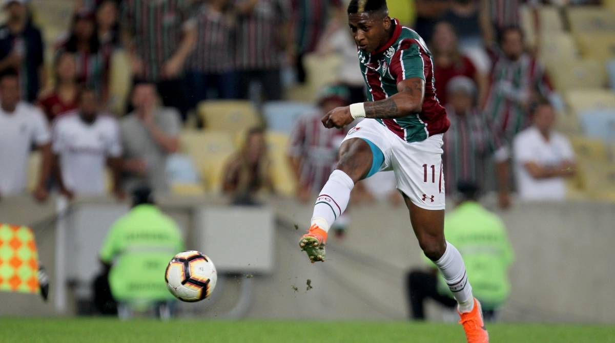 Yony Gonz&aacute;lez chuta para marcar o segundo gol tricolor - Luciano Belford/Ag&ecirc;ncia O Dia