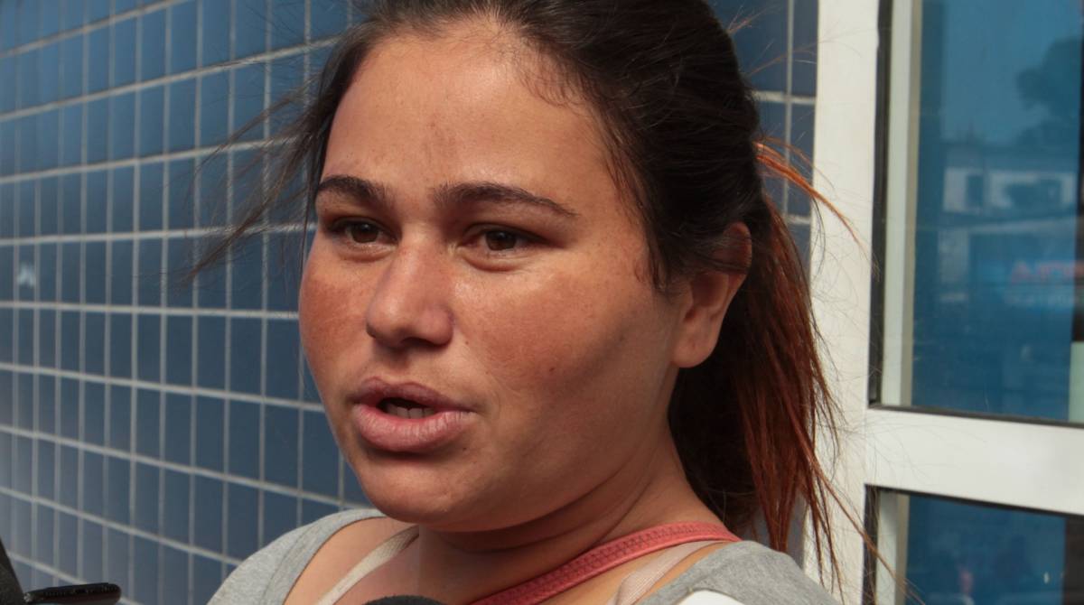 Beb&ecirc; tem cabe&aacute; perfurada por prego de fixa&ccedil;&atilde;o de gesso. Na foto, na porta do hospital Pedro Segundo, a tia dodo beb&ecirc;, Juliana.                  Estefan Radovicz / Ag&ecirc;ncia O Dia                 CIDADE,RIO,ACIDENTE,PISTOLA
      Byline