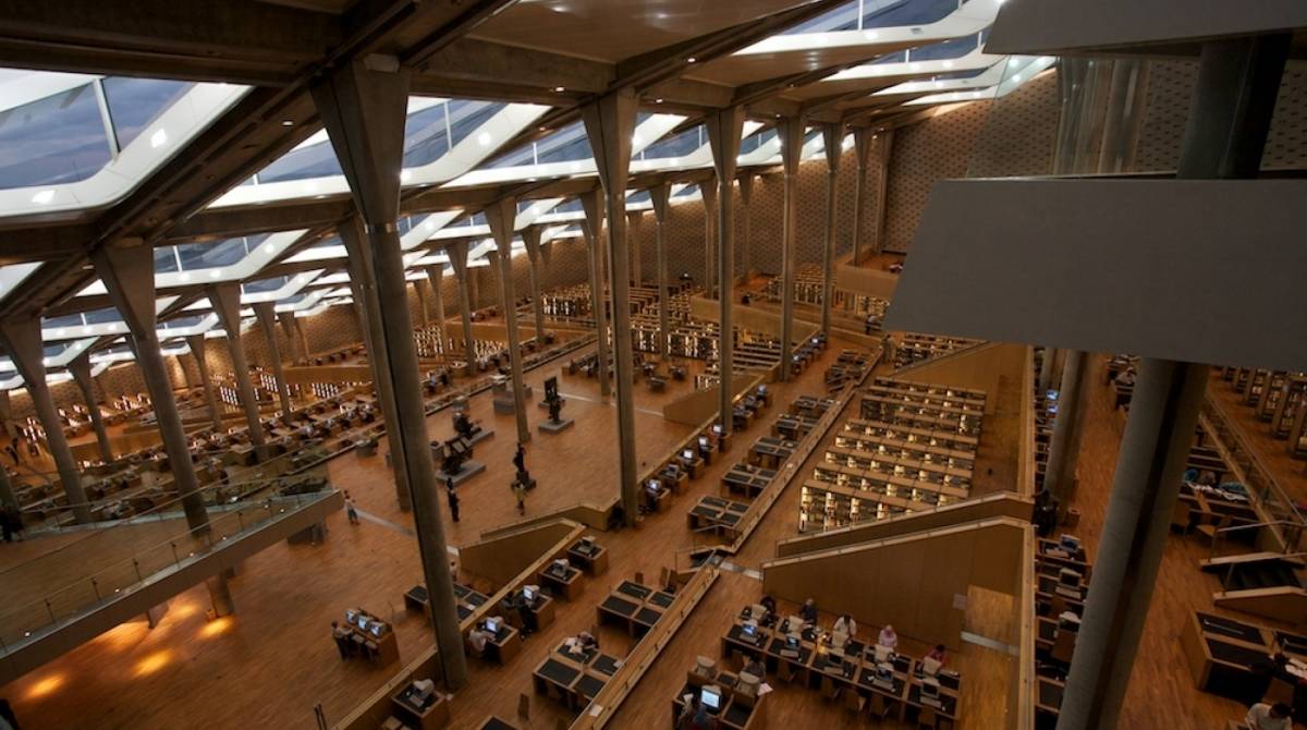 Vista do interior da biblioteca Alexandrina - . Foto: Carsten Whimster/Wikimedia
