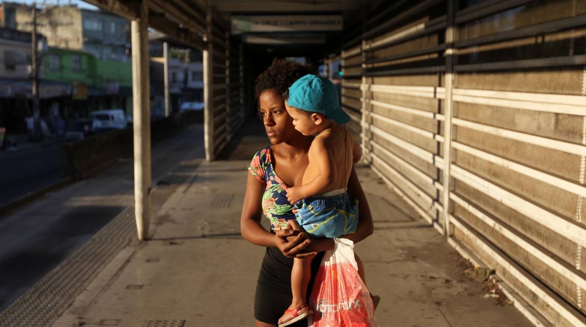 Rio de Janeiro 31/07/2019 - Estacao do BRT Transoeste desativado no Cesarao. Na foto acima Ana Vitoria Coelho Oliveira e seu Filho kauan Gabriel de 2 anos. Foto: Luciano Belford/Agencia O Dia