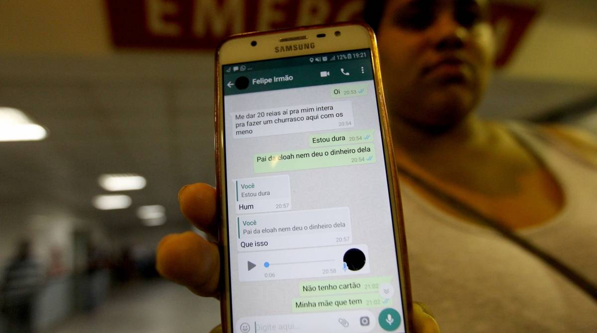 Rio de Janeiro - 31/07/2019 - Dois homens morreram ap&oacute;s uma a&ccedil;&atilde;o policial na tarde desta quarta-feira no Bloco 4 do Condom&iacute;nio Morar Carioca, em Triagem, Zona Norte do Rio. Na foto acima a Yndayara Sodre Monteiro, com o celular mostrando as mensagens. Foto: Luciano Belford/Agencia O Dia