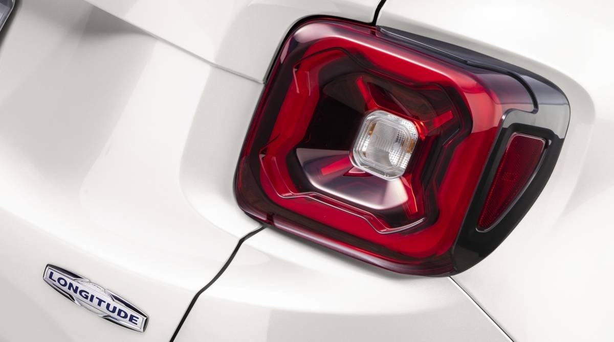 Novidade foi importada do modelo vendido nos Estados Unidos. Versão anterior, ainda presente nas versões mais baratas, traz moldura em plástico preto - Divulgação