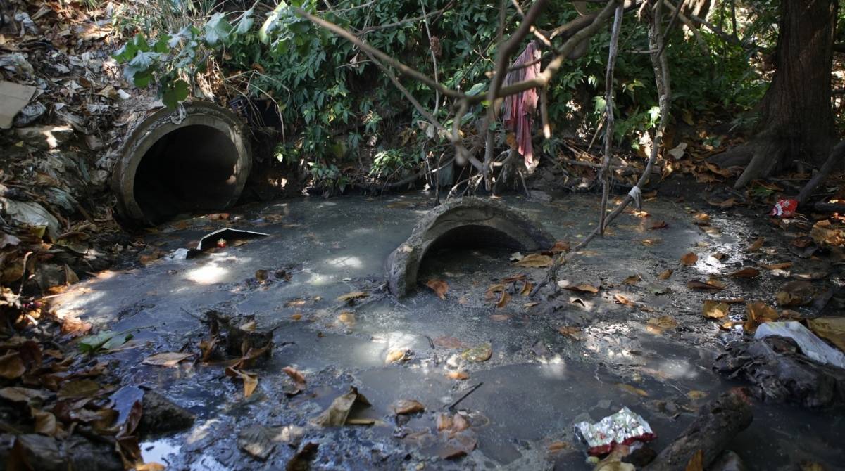Rio, 26/07/2019 - ESPECIAL- Estacoes de esgoto do Condominio Santa Monica Jardins na Barra da Tijuca zona Oeste do Rio, com falta de manutencao e esgoto nos canais de aguas pluviais.  Na foto esgoto despejado direto na na lagoa ao lado da  estacao Alvorada. Foto: Ricardo Cassiano/Agencia O Dia