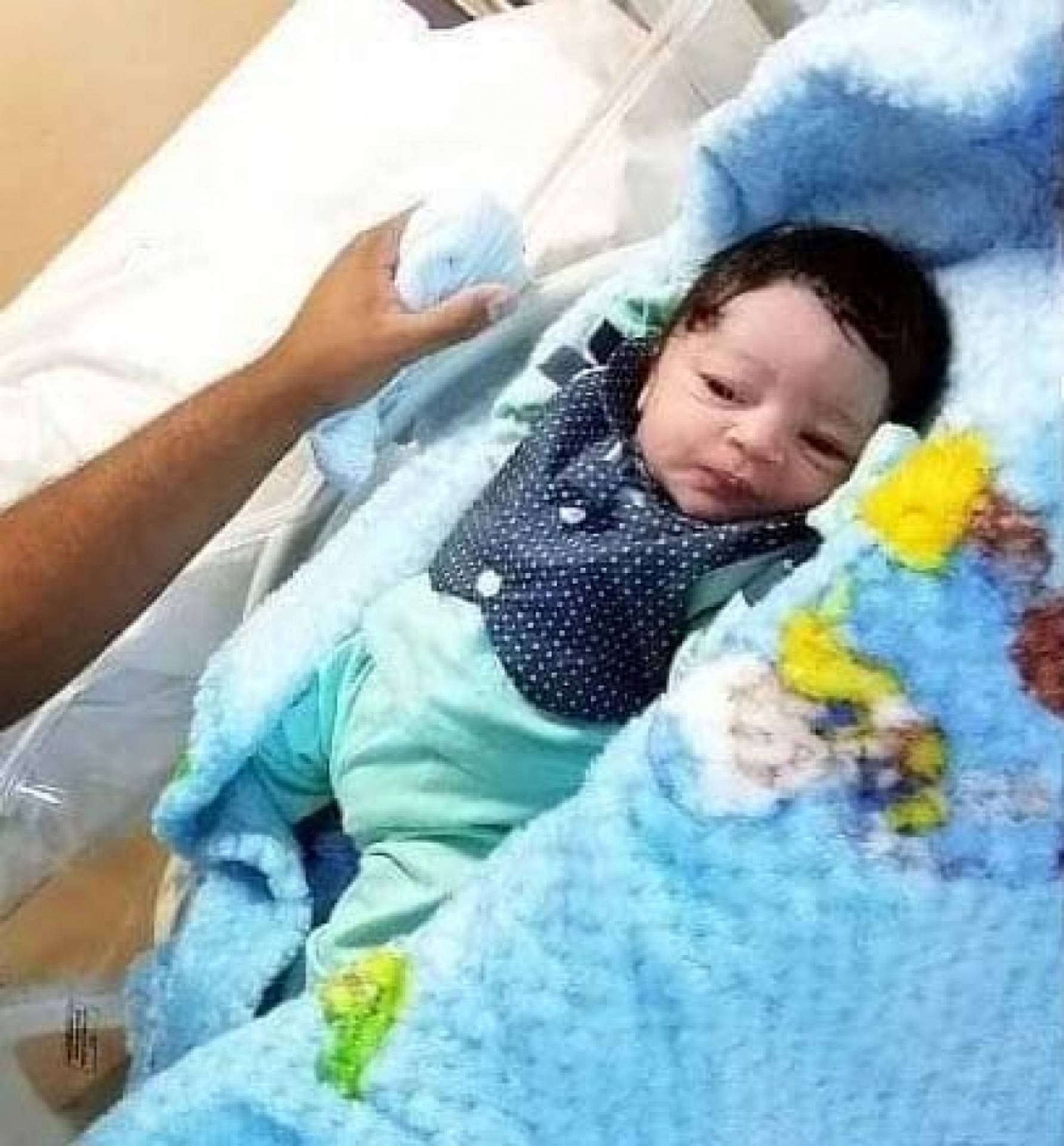 A crian&ccedil;a foi encontrada ensanguentada dentro de casa