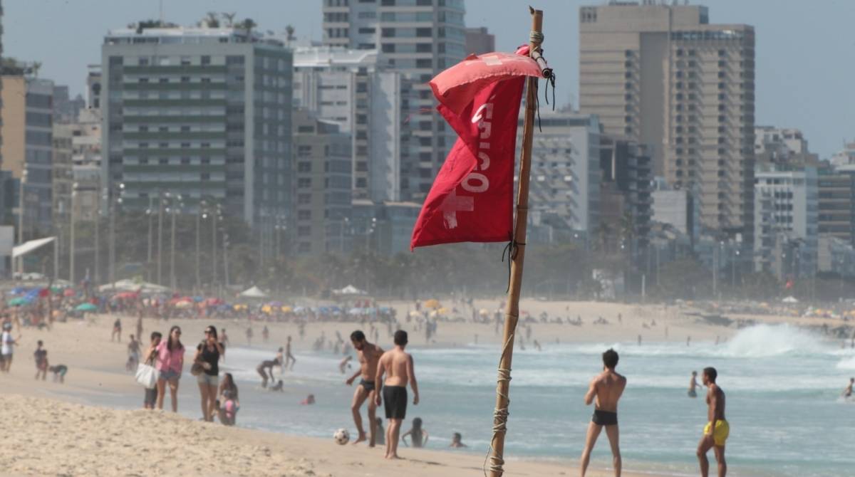 Quantidade de bombeiros diminui nos postos de salvamento da orla da Zona Sul que possui vários pontos de perigo para mergulho. Temendo punição, bombeiro não deu seu nome e pediu para não ser fotografado.          