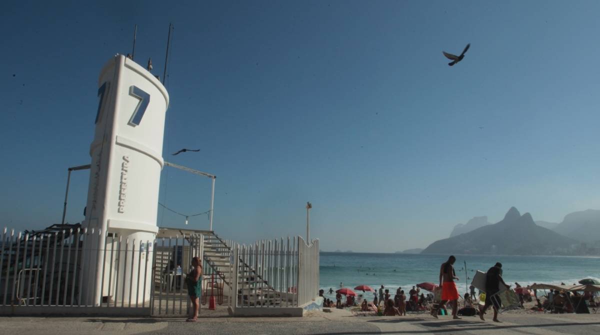 Quantidade de bombeiros diminui nos postos de salvamento da orla da Zona Sul que possui vários pontos de perigo para mergulho. Temendo punição, bombeiro não deu seu nome e pediu para não ser fotografado.   