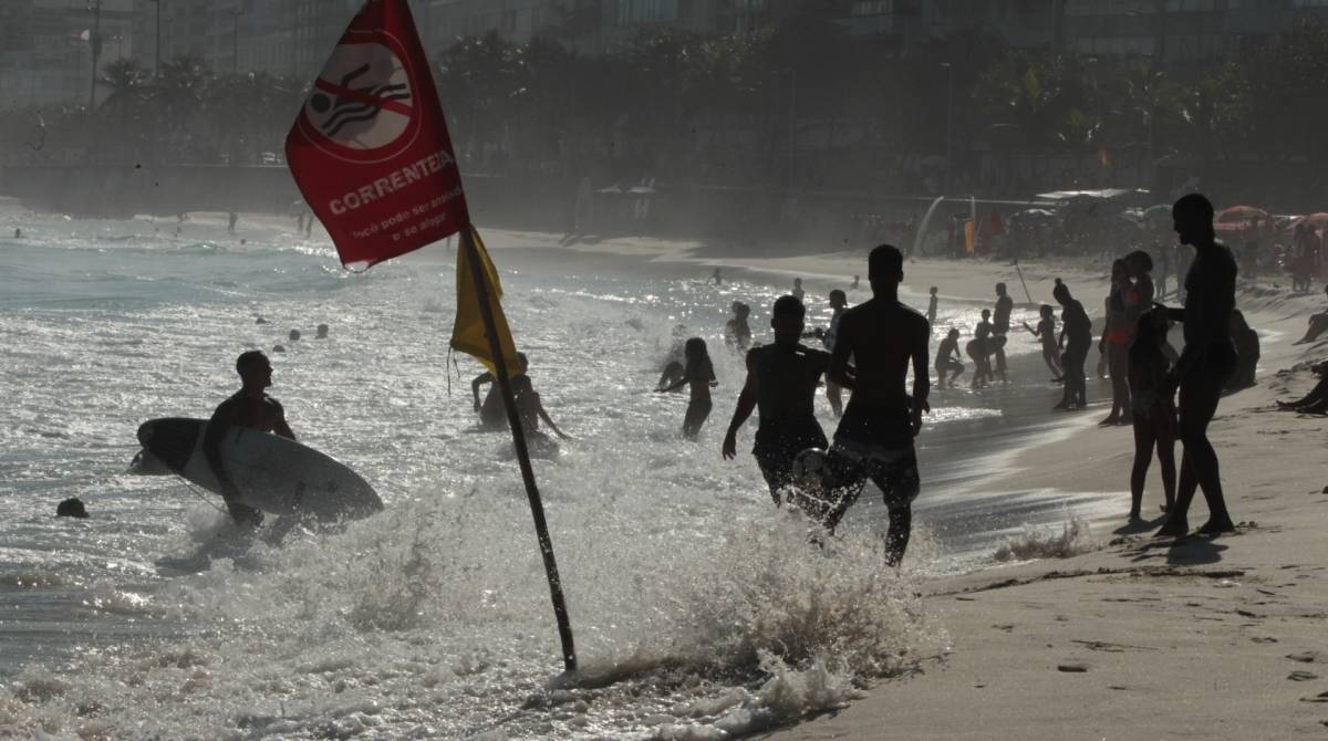 Quantidade de bombeiros diminui nos postos de salvamento da orla da Zona Sul que possui vários pontos de perigo para mergulho. Temendo punição, bombeiro não deu seu nome e pediu para não ser fotografado.   