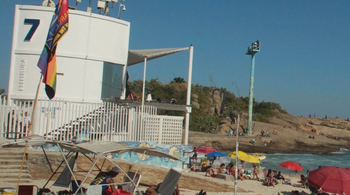 Quantidade de bombeiros diminui nos postos de salvamento da orla da Zona Sul que possui vários pontos de perigo para mergulho. Temendo punição, bombeiro não deu seu nome e pediu para não ser fotografado.    - Estefan Radovicz / Agencia O Dia