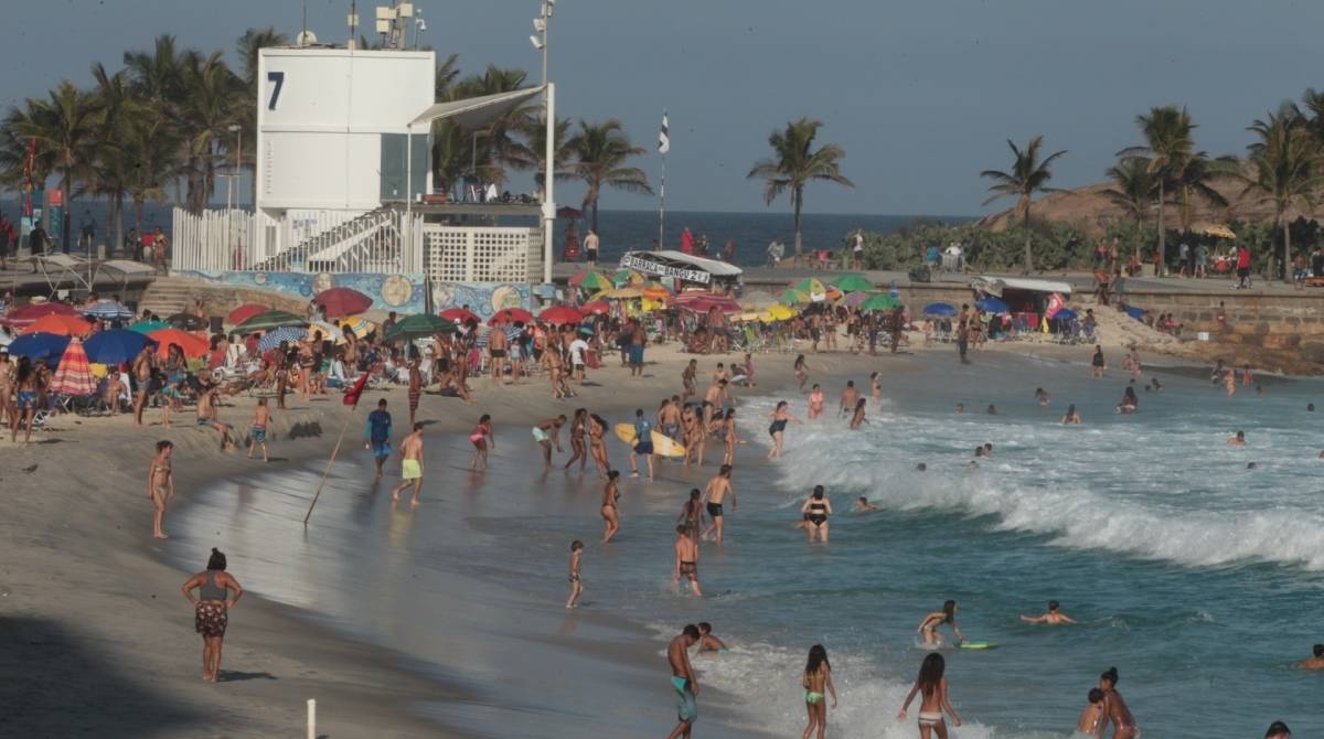 Quantidade de bombeiros diminui nos postos de salvamento da orla da Zona Sul que possui vários pontos de perigo para mergulho. Temendo punição, bombeiro não deu seu nome e pediu para não ser fotografado.   