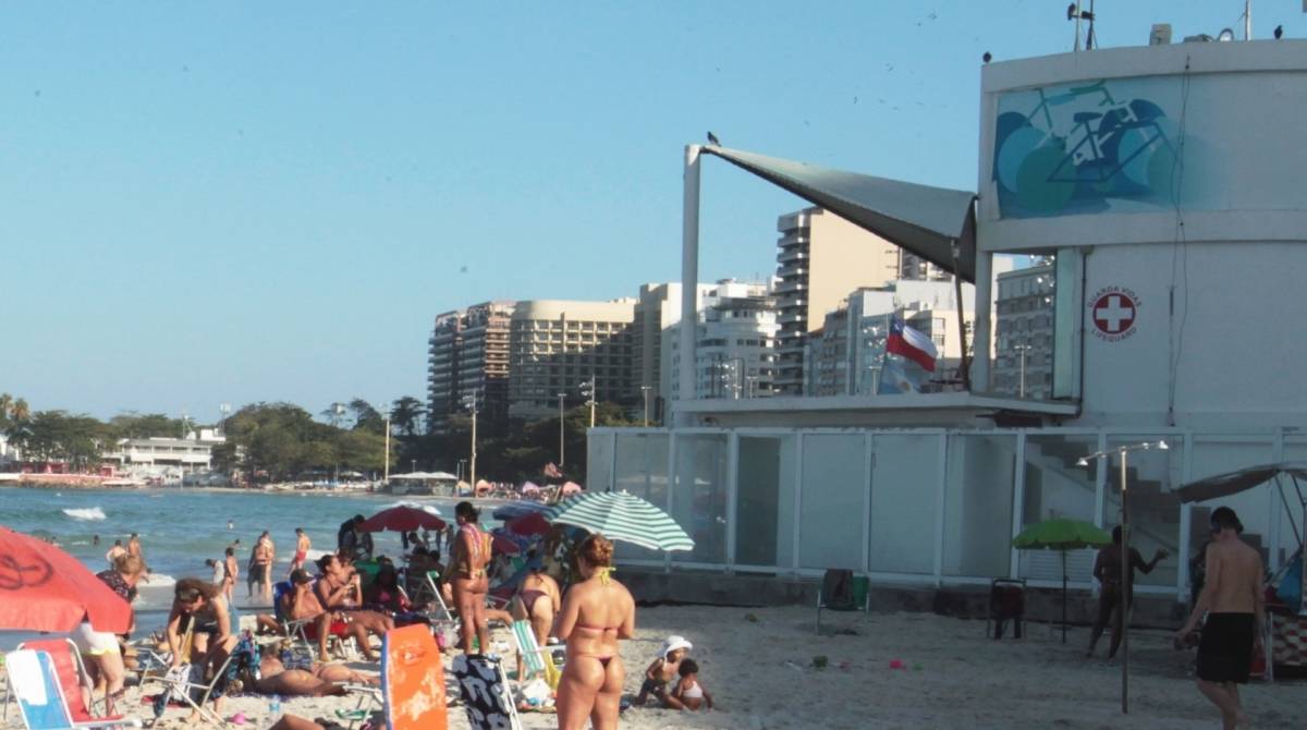 Quantidade de bombeiros diminui nos postos de salvamento da orla da Zona Sul que possui vários pontos de perigo para mergulho. Temendo punição, bombeiro não deu seu nome e pediu para não ser fotografado.   