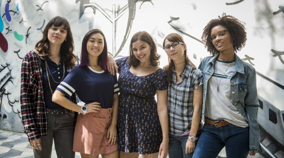 O quinteto de protagonistas de 'Malhação' e 'As Five: Lica (Manoela Aliperti), Tina (Ana Hikari), Keyla (Gabriela Medvedovski), Benê (Daphne Bozaski) e Ellen (Heslaine Vieira) - fotos Globo/João Cotta
