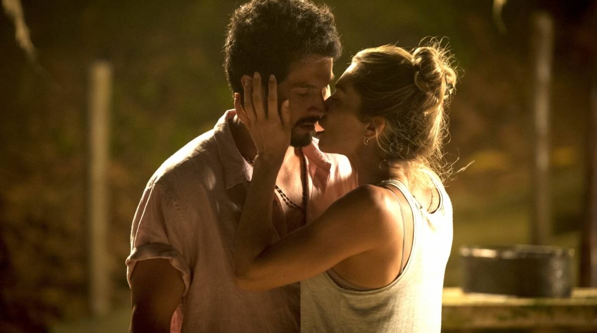Marcos (Romulo Estrela) e Paloma (Grazi Massafera) se beijam em Búzios
